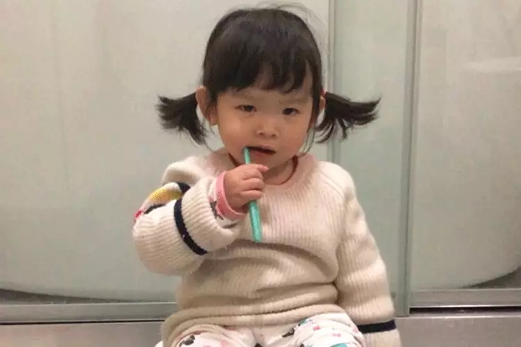 宝宝什么时间最先刷牙？？？？？？？？怎样让宝宝爱上刷牙？？？？？？？？5.webp.jpg